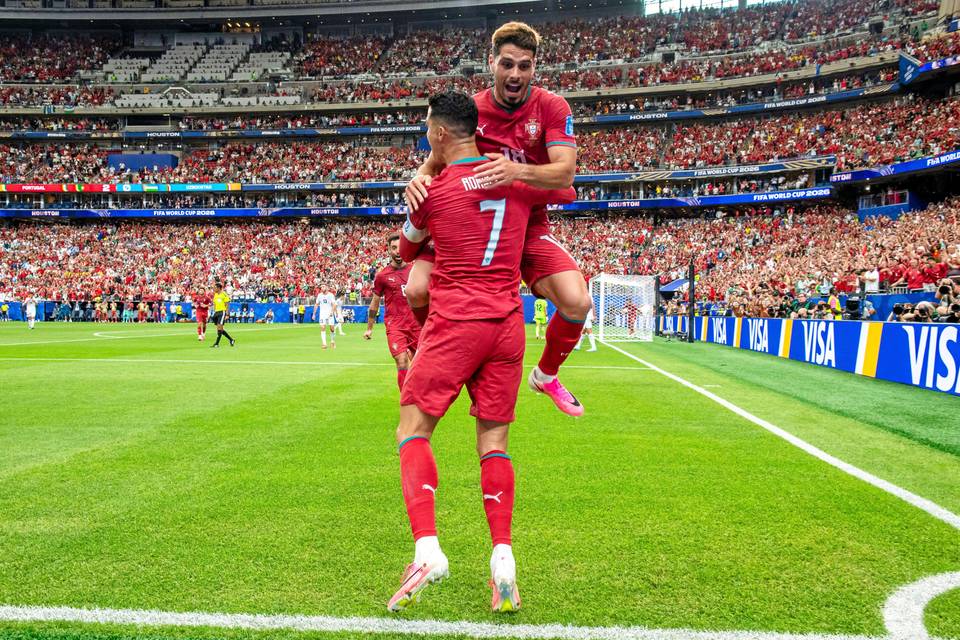 Cristiano Ronaldo rikkoo ennätyksiä runsaasti – sama pelaaja sekä Portugalin nuorin että vanhin maalintekijä 1