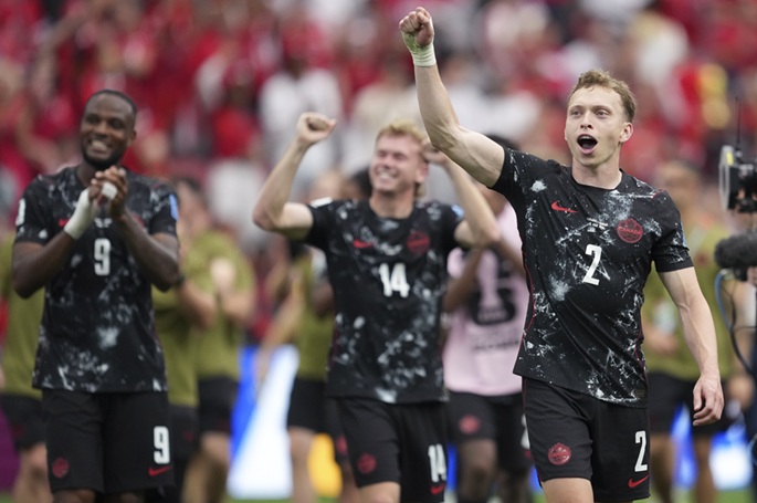 David loistaa Kanadan voittaessa 9-henkisen Qatarin ja saavuttaen ensimmäisen voittonsa kansainvälisessä turnauksessa. David loistaa Kanadan voittaessa 9-henkisen Qatarin ja saavuttaen ensimmäisen voittonsa kansainvälisessä turnauksessa. 1