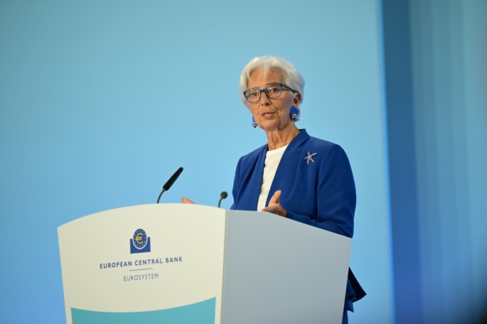 ECB varoittaa, että euroalueen näkymät pysyvät epävarmoina huolimatta Lähi-idän rauhansopimuksesta. 1