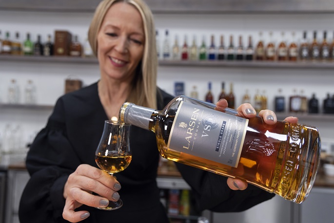 Eduskunta hyväksyi lain, joka sallii alkoholin myynnin verkossa ja kotiinkuljetuksen. 1