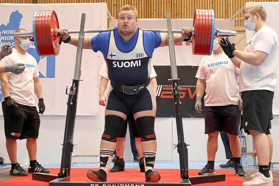 Ensimmäinen suomalainen nosti 400 kiloa kyykkyä – katso video vaikuttavasta suorituksesta Ensimmäinen suomalainen nosti 400 kiloa kyykkyä – katso video vaikuttavasta suorituksesta 1
