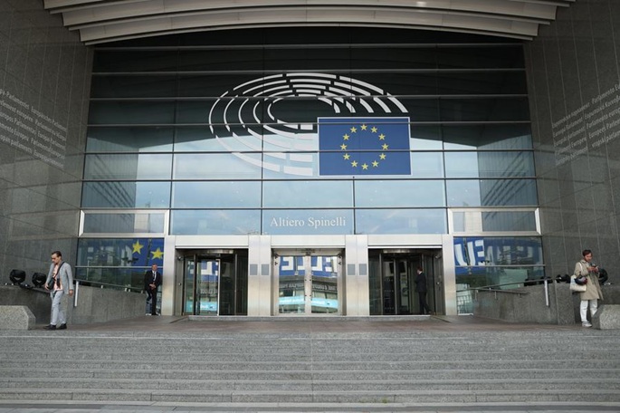 Euroopan parlamentti hyväksyi uuden säännön epävirallisten maahanmuuttajien palauttamisesta. 1