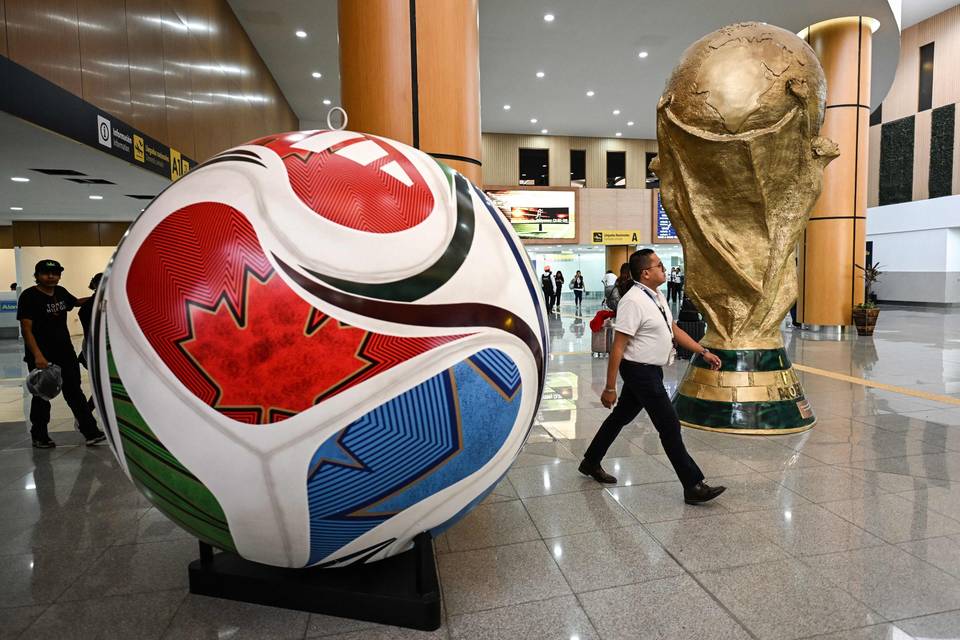 FIFA kieltää fanien omien juomapullojen tuomisen MM-katsomoihin ja vaatii pulloveden ostamista. 1