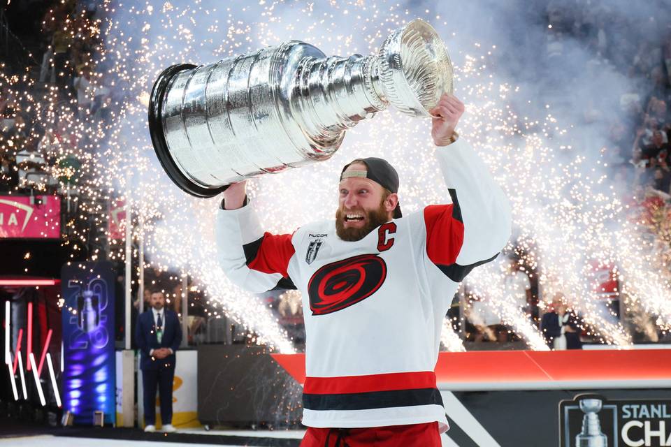 Finaalitähti Jordan Staal sai Conn Smythe -palkinnon – vei NHL-ennätyksen Tim Thomasilta Finaalitähti Jordan Staal sai Conn Smythe -palkinnon – vei NHL-ennätyksen Tim Thomasilta 1