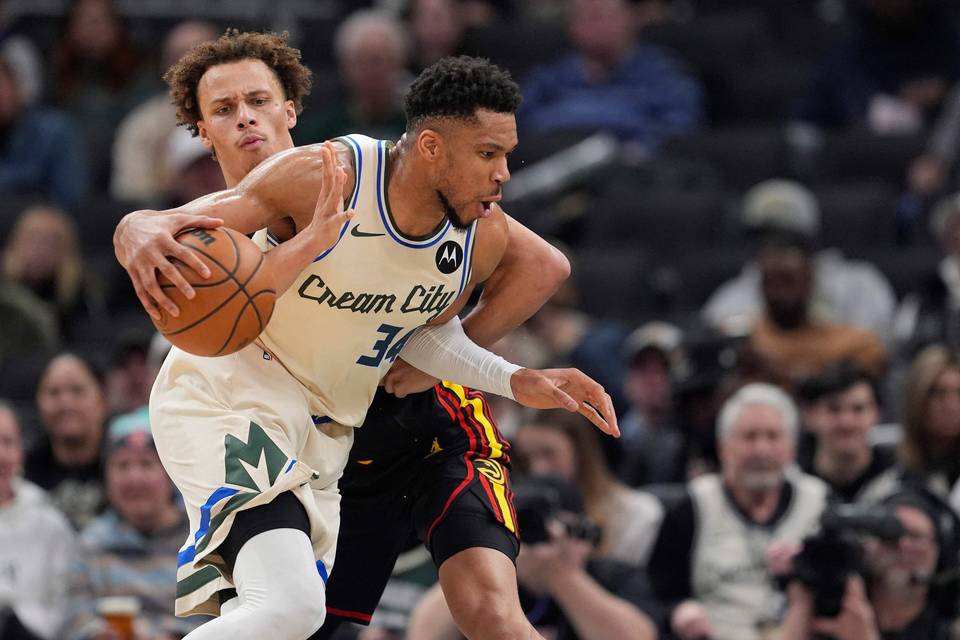 Giannis Antetokounmpo siirtyy Milwaukee Bucksista Miami Heat -joukkueeseen. Giannis Antetokounmpo siirtyy Milwaukee Bucksista Miami Heat -joukkueeseen. 1