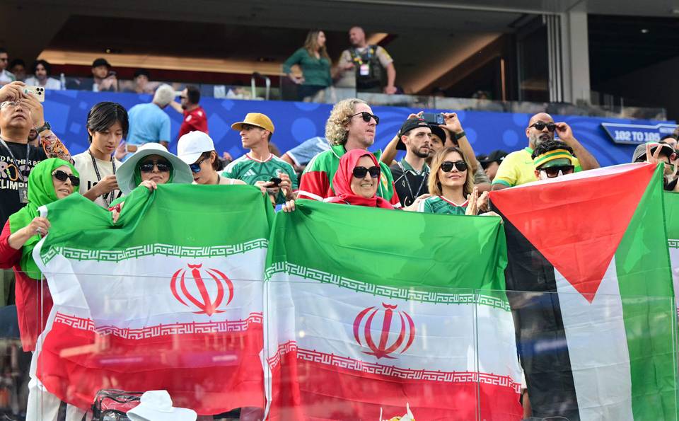 Iranin MM-avauksessa tapahtui hämminkiä kentän ulkopuolella – seuraa, miten mieltä ilmaistiin kisapaikalla. 1