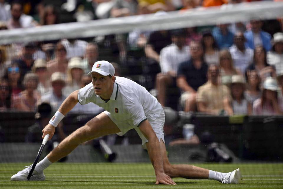 Jannik Sinnerin mestaruuden puolustaminen käynnistyi heikosti Wimbledonissa. 1