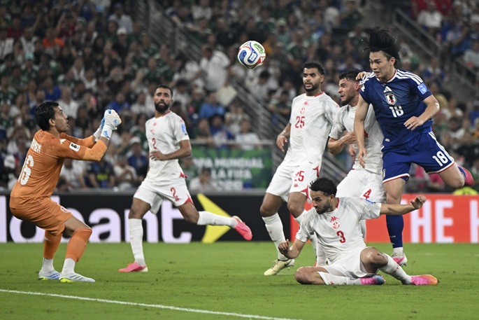 Japani murskasi Tunisian 4-0, helpottaen tietään pudotuspelivaiheeseen. 1
