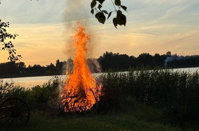 Juhannusjuhlat alkavat Suomessa ilon ja riemun merkeissä. 1
