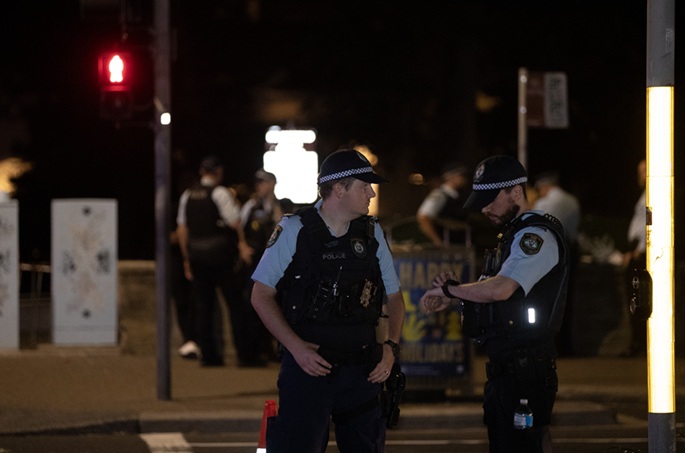 Kadonneen tytön ruumis löytyi, kun mies löydettiin kuolleena Sydneyn joesta. 1