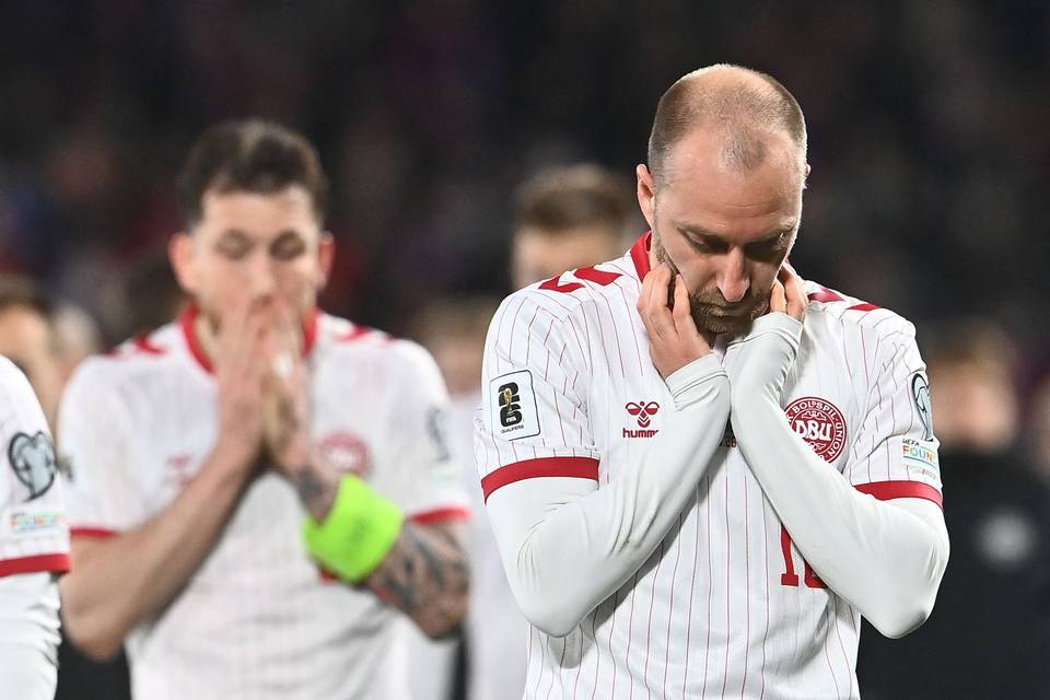 Kentällä kaatunut Christian Eriksen voi olosuhteet huomioon ottaen hyvin Kentällä kaatunut Christian Eriksen voi olosuhteet huomioon ottaen hyvin 1