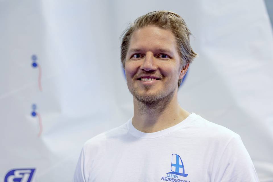 Kolmissa olympiakisoissa purjehtinut Nirkko johdattaa suomalaisia kohti Los Angelesin olympialaisia. Kolmissa olympiakisoissa purjehtinut Nirkko johdattaa suomalaisia kohti Los Angelesin olympialaisia. 1