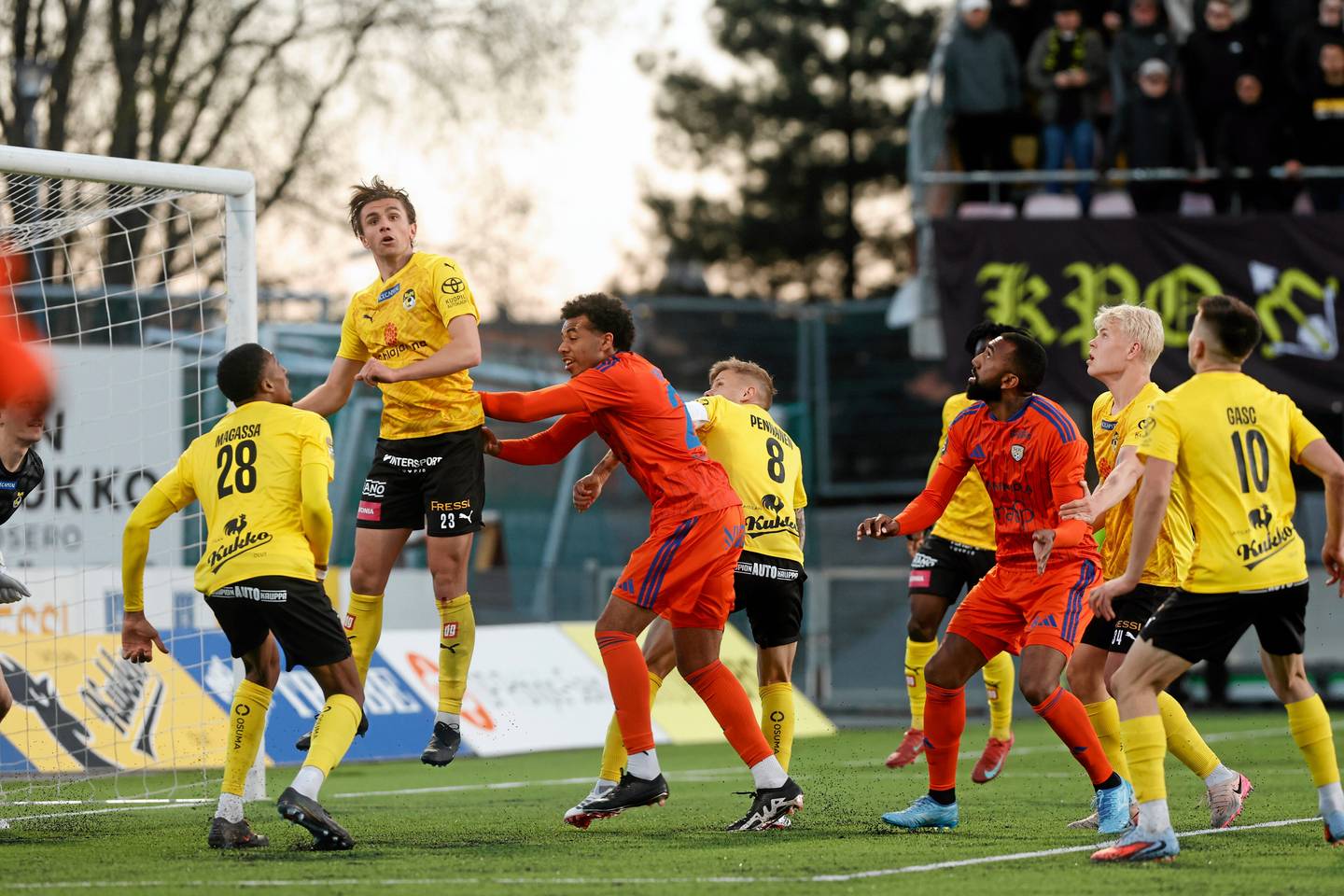 KuPS hallitsee otteluitaan, mutta kaipaa tehoja hyökkäyksiinsä. 1