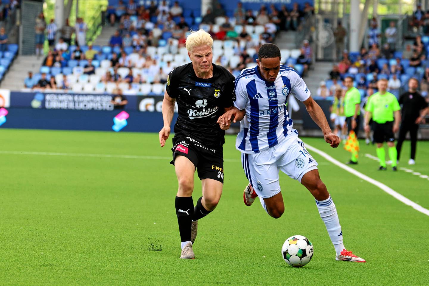 KuPS voitti HJK:n vieraissa – Akseli Puukko säilytti rauhallisuutensa huolimatta Benjihypystä ja HJK:n kaatamisesta. 1