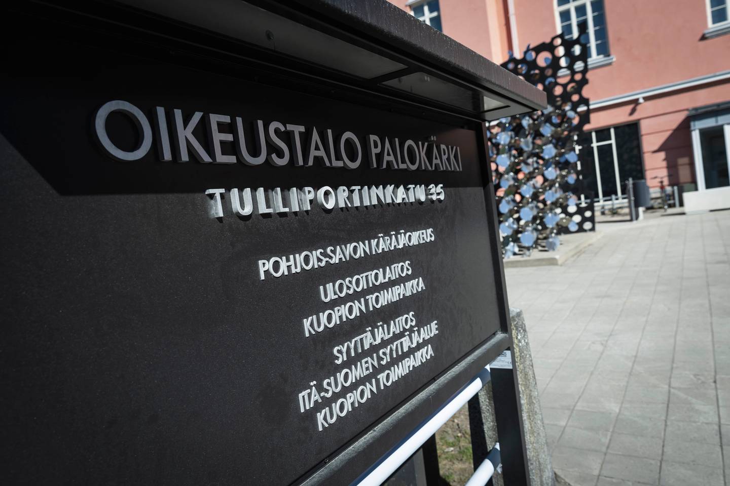 KuPSissa pelanneen jalkapalloilijan epäillään syyllistyneen näihin rikoksiin. KuPSissa pelanneen jalkapalloilijan epäillään syyllistyneen näihin rikoksiin. 1