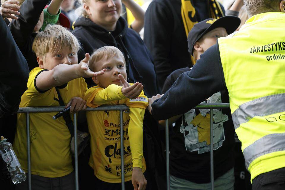 KuPS:n kannattajat sanoivat hyvästit Otto Ruopille – katso videot 4