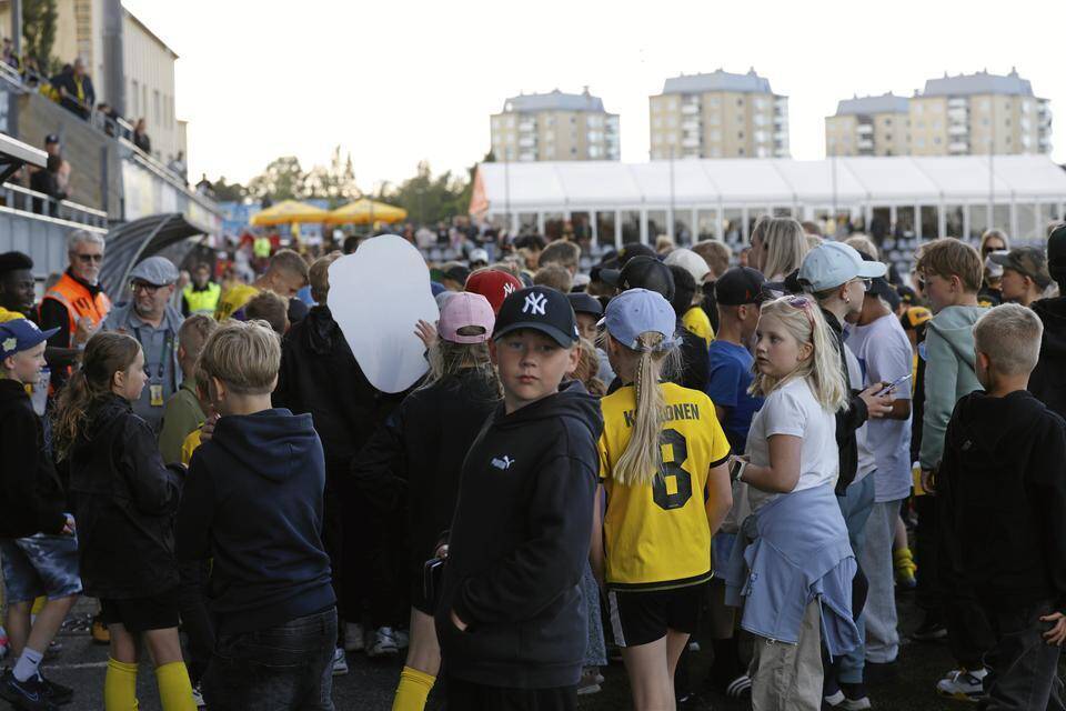 KuPS:n kannattajat sanoivat hyvästit Otto Ruopille – katso videot 3