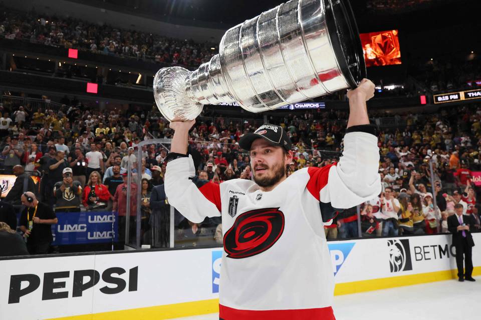 Kuvat ja videot näyttävät: näin Sebastian Aho vietti Stanley Cupin voittoa 1