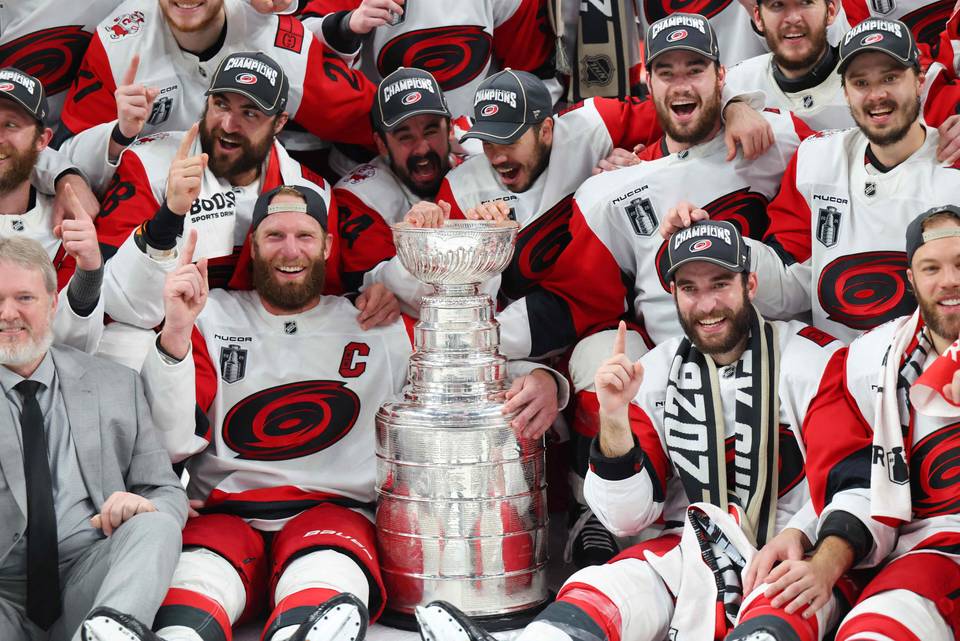 Kuvat ja videot näyttävät: näin Sebastian Aho vietti Stanley Cupin voittoa 2