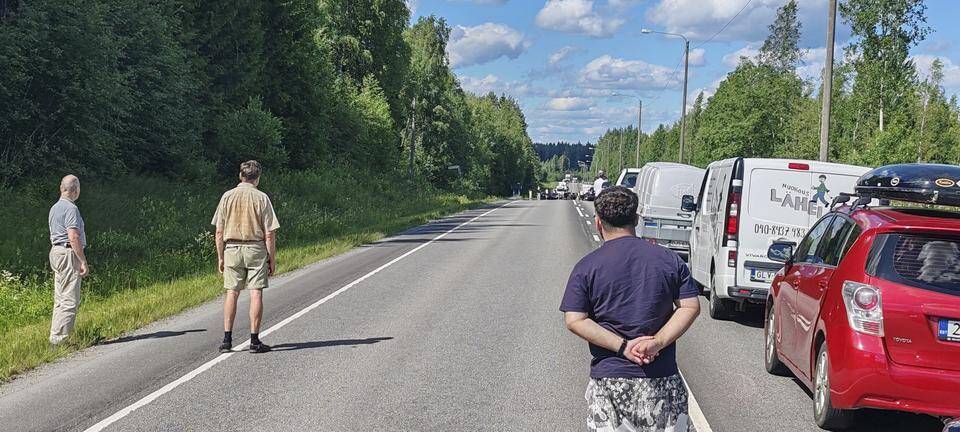 Laukaassa tapahtui kahden henkilöauton välinen törmäys, liikenne katkaistu Nelostiellä. 1