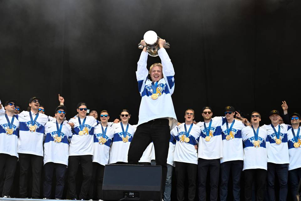 Leijonat juhlivat MM-mestaruutta Sveitsin maalibiisin rytmissä – tunteet kuumenivat 1