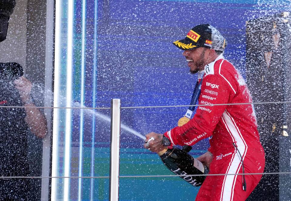 Lewis Hamiltonin tunteellinen voitto Barcelonassa: "Suuret kiitokset kaikille" Lewis Hamiltonin tunteellinen voitto Barcelonassa: "Suuret kiitokset kaikille" 1