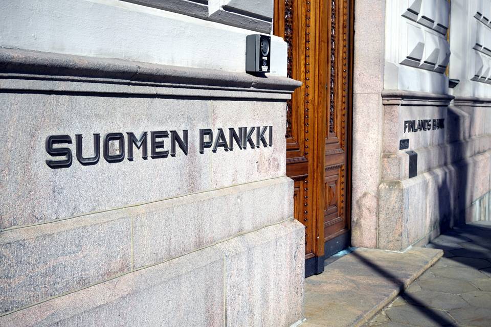 Lähi-idän konflikti nostaa inflaatiota tänä vuonna 2,4 prosenttiin, arvioi Suomen Pankki. Lähi-idän konflikti nostaa inflaatiota tänä vuonna 2,4 prosenttiin, arvioi Suomen Pankki. 1