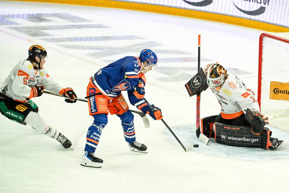 Liiga myönsi palkinnot kauden parhaimmille pelaajille. Liiga myönsi palkinnot kauden parhaimmille pelaajille. 1