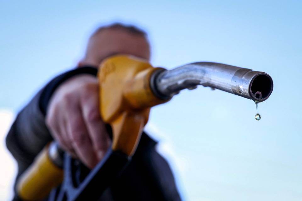 Öljyn hinta putosi merkittävästi Yhdysvaltojen ja Iranin ilmoitettua saavuttaneensa sopimuksen. Öljyn hinta putosi merkittävästi Yhdysvaltojen ja Iranin ilmoitettua saavuttaneensa sopimuksen. 1