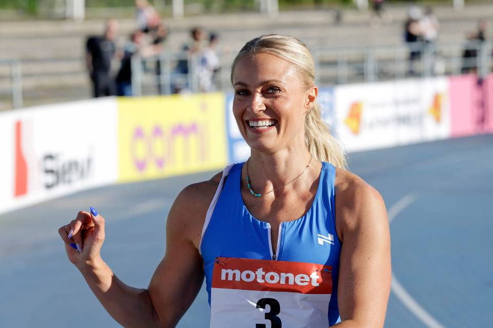 Lotta Harala, Antti Sainio ja Santtu Heikkinen jättivät Kuortaneen juhannusklassikon väliin. Lotta Harala, Antti Sainio ja Santtu Heikkinen jättivät Kuortaneen juhannusklassikon väliin. 1