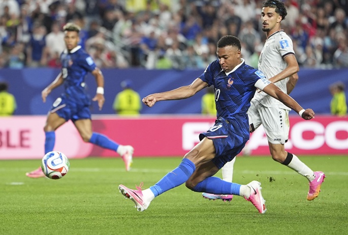 Mbappé johdatti Ranskan voittoon Irakin yli tapahtumarikkaassa MM-ottelussa. Mbappé johdatti Ranskan voittoon Irakin yli tapahtumarikkaassa MM-ottelussa. 1