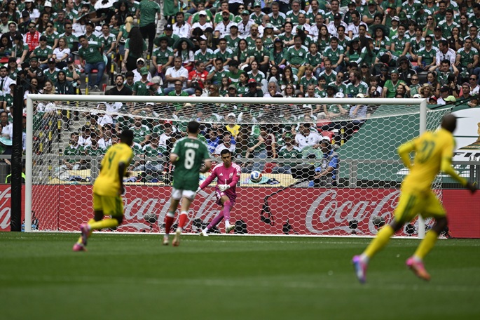 Meksiko avaa kampanjansa 2-0 voitolla Etelä-Afrikasta. 1