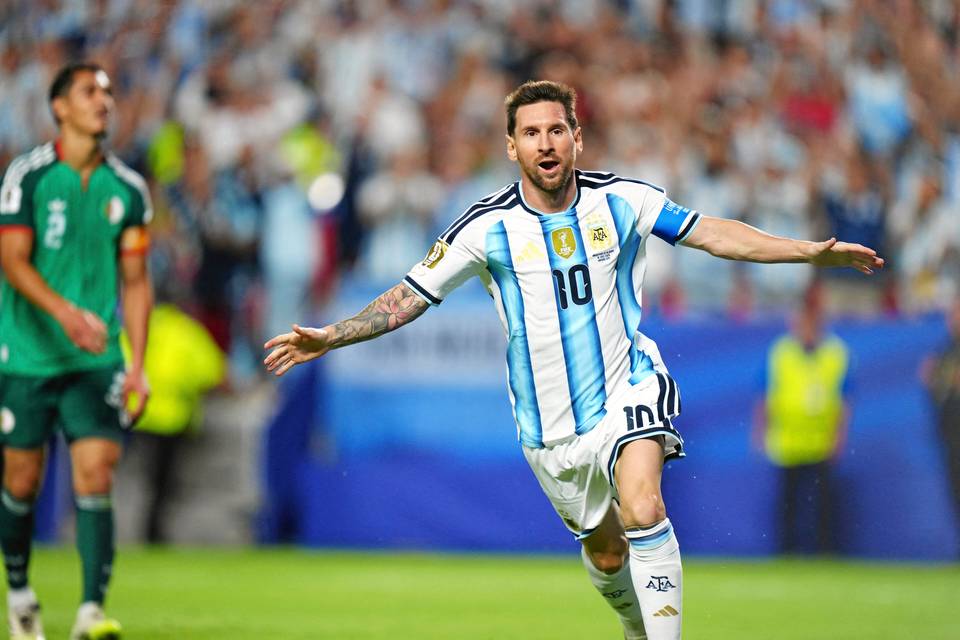 Messi nousi MM-historian maalipörssin kärkeen – Argentiinan ja Algerian kannattajat riitaantuivat ottelun alla toisessa kaupungissa. Messi nousi MM-historian maalipörssin kärkeen – Argentiinan ja Algerian kannattajat riitaantuivat ottelun alla toisessa kaupungissa. 1