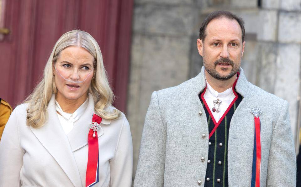Mette-Marit kuljetettiin sairaalaan. 1