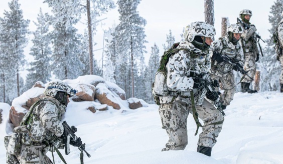 NATO lähettää eteenpäin maajoukkoja Suomeen. 1