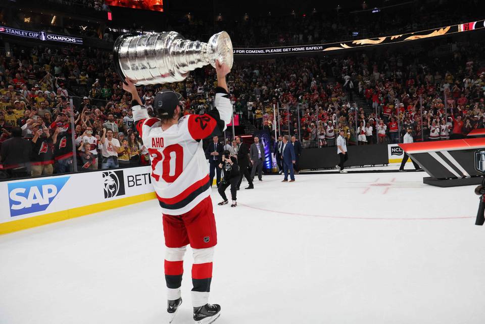 Äänensä menettänyt Sebastian Aho soitti radiolähetykseen – katso hauska video 1