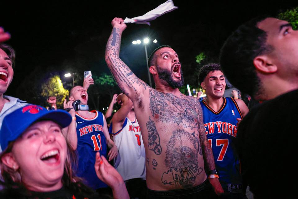 New York riemuitsi Knicksin NBA-voittoa: näin juhlat etenevät New York riemuitsi Knicksin NBA-voittoa: näin juhlat etenevät 1