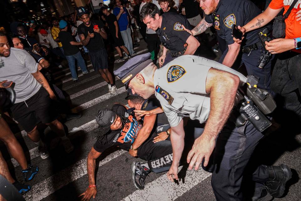 New Yorkissa tapahtui laaja yhteenotto Knicksin NBA-mestaruuden vuoksi – kymmeniä henkilöitä otettiin kiinni. New Yorkissa tapahtui laaja yhteenotto Knicksin NBA-mestaruuden vuoksi – kymmeniä henkilöitä otettiin kiinni. 1
