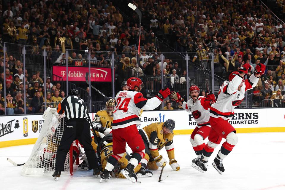 NHL-finaaleissa dramaattinen käänne – Vegasin jatkoaikavoitto syntyi erikoisella pomppumaalilla. NHL-finaaleissa dramaattinen käänne – Vegasin jatkoaikavoitto syntyi erikoisella pomppumaalilla. 1