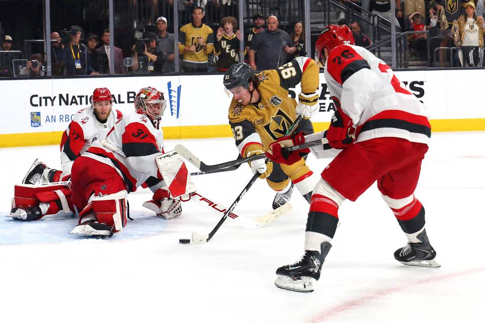 NHL-finaaleissa dramaattinen käänne – Vegasin jatkoaikavoitto syntyi erikoisella pomppumaalilla. NHL-finaaleissa dramaattinen käänne – Vegasin jatkoaikavoitto syntyi erikoisella pomppumaalilla. 2