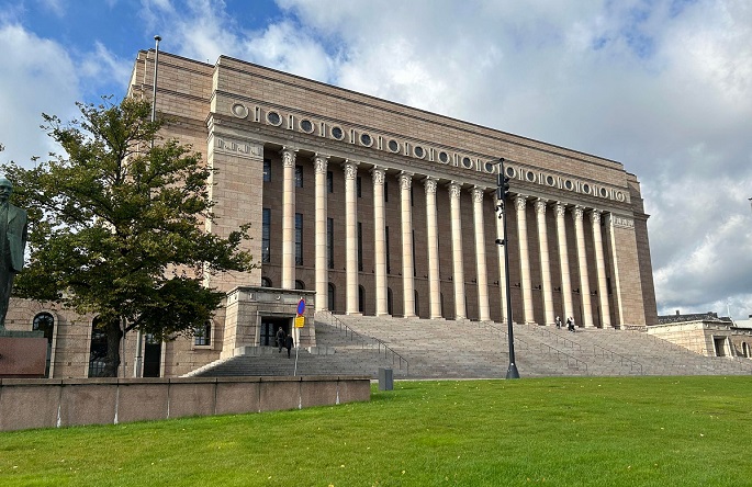 Parlamentti hyväksyi lain, joka poistaa ydinaseiden tuontikielon maahan. 1