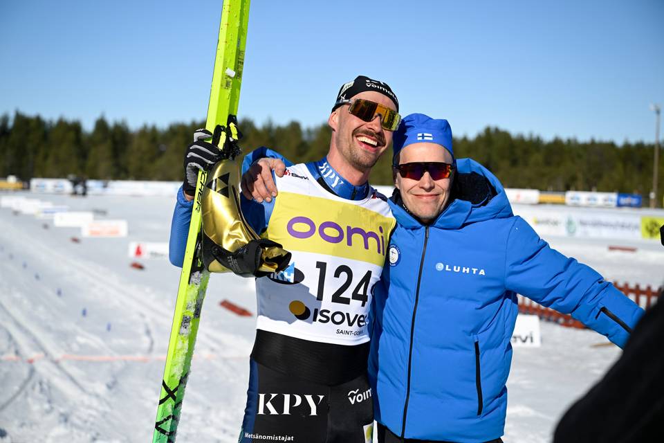 Petri Koivisto etsii tehokkaimpia siteitä Suomen maajoukkuehiihtäjien suksiin. 1