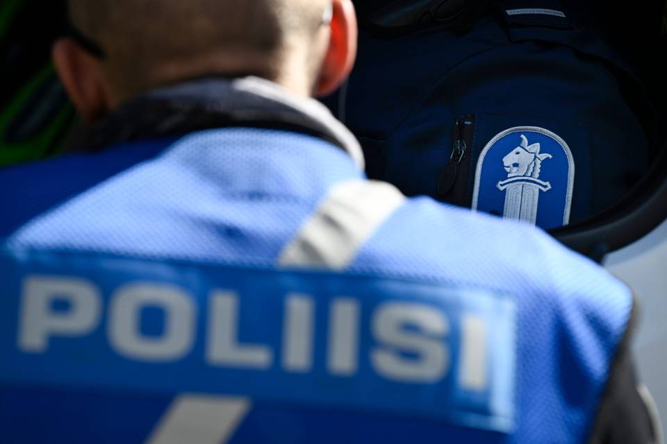 Poliisi tutkii tapausta: Mies epäiltynä alaikäisen lapsensa murhayrityksestä Pyhtäällä. 1