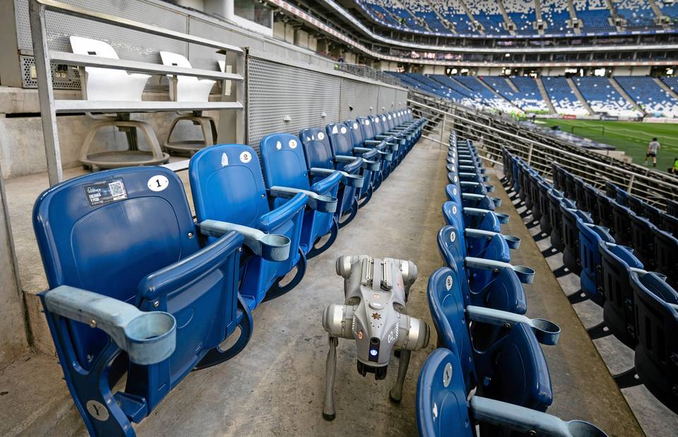Robottikoirat stadionilla, tekoälyavusteinen erotuomari – tällaisia innovaatioita MM-turnauksessa hyödynnetään. 1