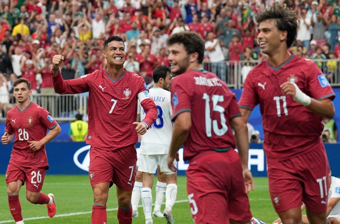 Ronaldo iskee kahdesti, kun Portugali nujertaa Uzbekistanin MM-kisoissa. Ronaldo iskee kahdesti, kun Portugali nujertaa Uzbekistanin MM-kisoissa. 1