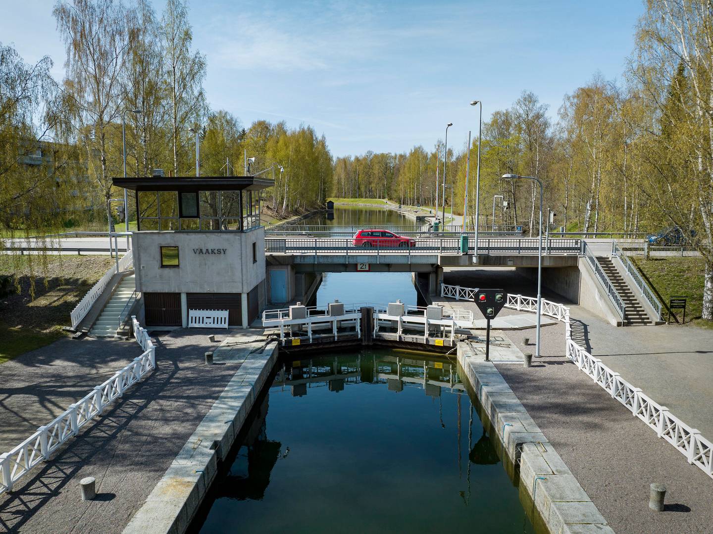 Ruokarobotti aiheutti ongelmia Vääksyn kanavan nostosillassa Ruokarobotti aiheutti ongelmia Vääksyn kanavan nostosillassa 1