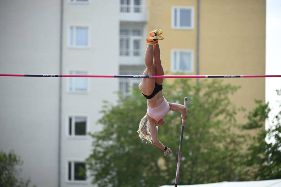 Saga Andersson voitti seipäässä ja sivusi omaa ennätystään. 1