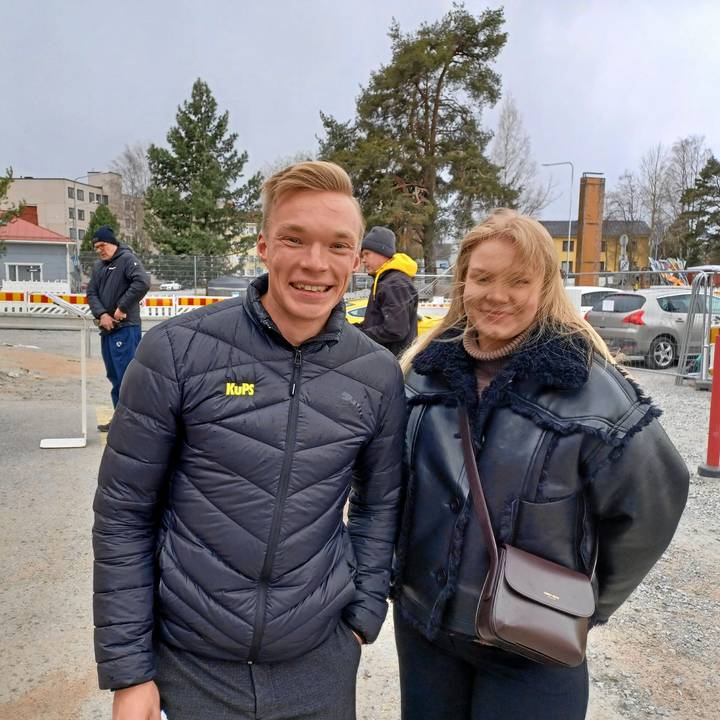 Savolainen maajoukkueen jäsen kihlautui kumppaninsa kanssa. 4
