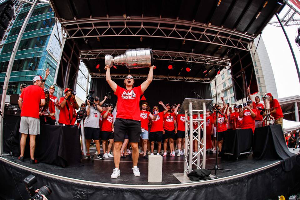 Sebastian Aho juhli Stanley Cupin voittoa mestaruusparaatissa – katso, millaisen vastaanoton hän sai faneilta. Sebastian Aho juhli Stanley Cupin voittoa mestaruusparaatissa – katso, millaisen vastaanoton hän sai faneilta. 1