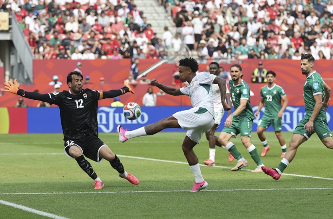 Senegal voitti kymmenen pelaajan Irakin 5-0, vahvistaen pudotuspelitoiveitaan. Senegal voitti kymmenen pelaajan Irakin 5-0, vahvistaen pudotuspelitoiveitaan. 1